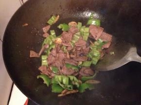 加入青椒炒熟后即可出锅