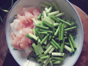 猪肉洗净切片，蒜薹撕筋去头尾切成段