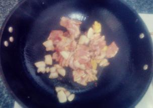 炒锅热油，将肥肉入锅煸炒，炒成油干后放瘦肉快速翻炒