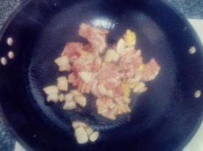 炒锅热油，将肥肉入锅煸炒，炒成油干后放瘦肉快速翻炒