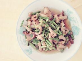 把蒜薹倒入锅中与猪肉同炒，蒜薹炒熟后放盐，炒匀出锅