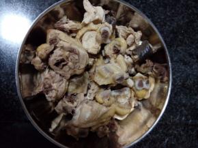 鸡肉斩块，洗净后过沸水去除血水，沥干备用