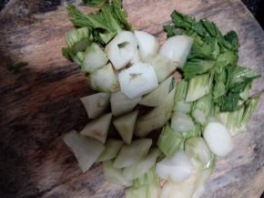 棒菜去皮，洗净滚刀切块