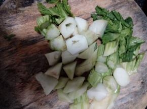 棒菜去皮，洗净滚刀切块