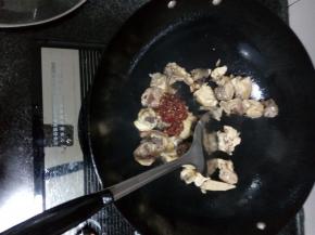 炒锅热油，将焯过的鸡肉倒入锅中快速翻炒，加入生姜和豆瓣酱炒香