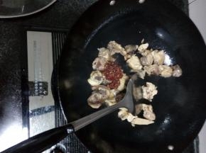 炒锅热油，将焯过的鸡肉倒入锅中快速翻炒，加入生姜和豆瓣酱炒香