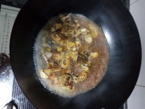 鸡肉炒变色后加适量清水，放入食盐调味，加盖大火煮开