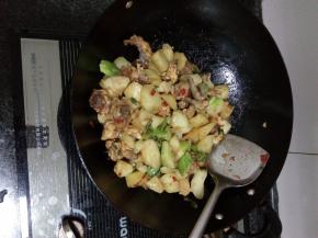 棒菜煮熟后收汁出锅