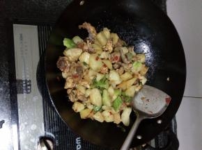 棒菜煮熟后收汁出锅