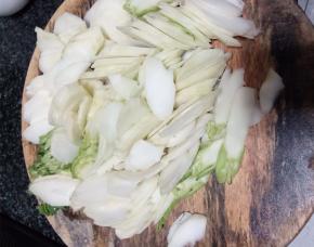 棒菜去皮洗净切片备用