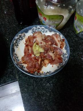 猪肉切片，用豆瓣酱和姜末腌制5分钟