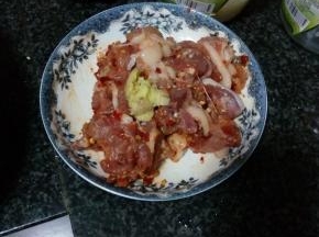 猪肉切片，用豆瓣酱和姜末腌制5分钟