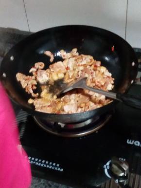 锅中热油，将腌好的肉片入锅翻炒