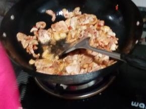 锅中热油，将腌好的肉片入锅翻炒