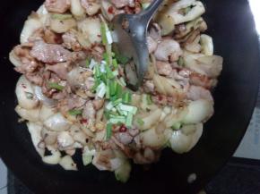 肉片变色，倒入切好的棒菜，与猪肉一起翻炒，棒菜炒熟后加盐调味，撒上葱花，翻炒均匀出锅