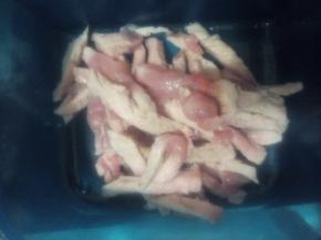 瘦肉切丝，同姜末抓匀腌制5-10分钟