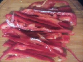 红椒去缔，清水冲洗后切丝