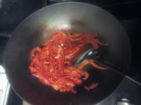 锅中热油，把红椒丝倒入翻炒