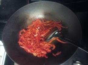 锅中热油，把红椒丝倒入翻炒