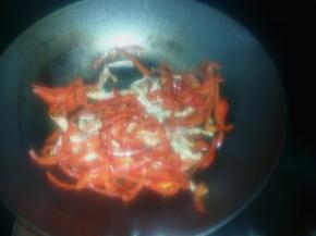 红椒炒软后倒入瘦肉丝，放上适量豆瓣酱翻炒，炒熟后倒上少许酱油上色，食盐调味，翻炒均匀出锅