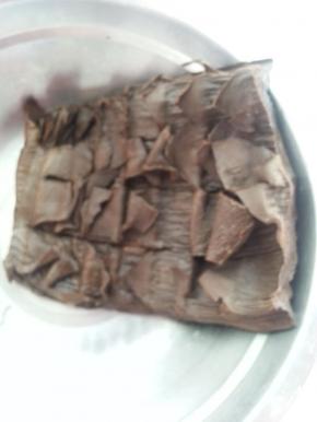 提前一个晚上将笋干泡发，泡好后切成薄片，放入锅中煮3-5分钟，沥干备用