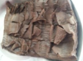 提前一个晚上将笋干泡发，泡好后切成薄片，放入锅中煮3-5分钟，沥干备用