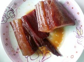 腊肉洗净后切片，青椒切块，干辣椒切段，大蒜切片