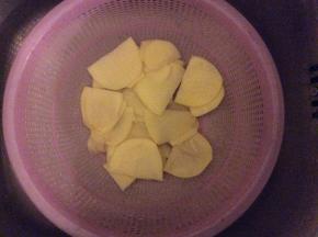 土豆去皮切薄片备用