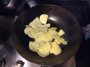 炒锅加热，倒入适量的食用油，油开后把土豆片倒入翻炒