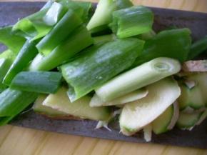 把小米辣、葱、姜、蒜都洗净切好