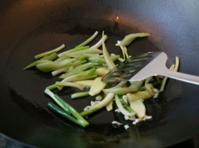 热锅凉油依次炒姜，蒜，葱；葱姜蒜出香后加入小米辣继续炒