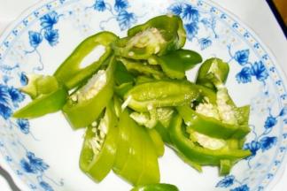 尖椒洗净切小段