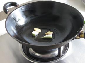 炒锅中放入适量食用油，油锅温热放葱姜片