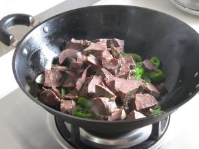 翻炒尖椒，少许软榻时放入猪肺