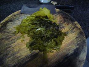 酸菜洗干净，切成段状备用