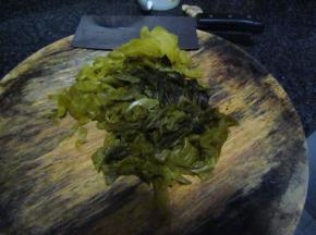 酸菜洗干净，切成段状备用