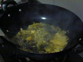 锅中倒入适量菜籽油，油热后加入生姜和酸菜翻炒