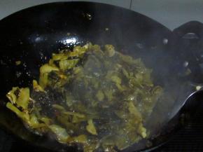 放入适量麻辣鱼调料，进行炒香入味