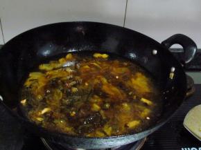 锅中加适量清水，加盖大火煮开