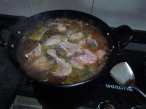 锅中水沸腾后放入鱼片，放入适量盐，加盖大火煮熟