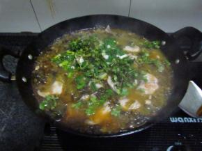 鱼片煮约5~8分钟，鱼肉变色煮熟后放上香菜和葱段即可