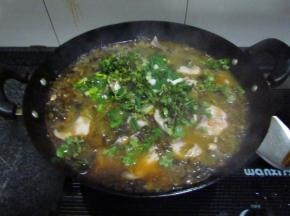 鱼片煮约5~8分钟，鱼肉变色煮熟后放上香菜和葱段即可
