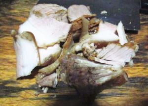 卤好的肥瘦猪肉切成薄片