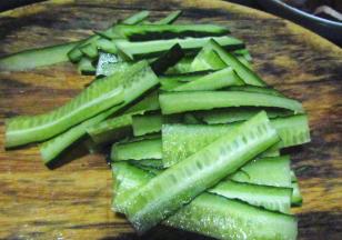 黄瓜洗净切片