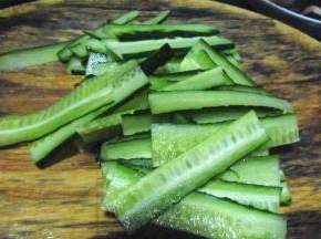 黄瓜洗净切片