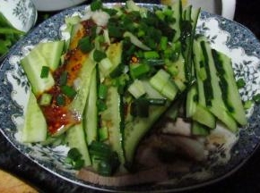 淋上红油辣椒，撒上葱花即可