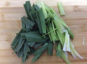蒜苗去头，洗净切段