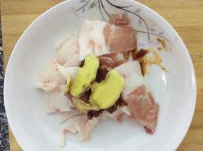 猪肉切片，加豆瓣酱、酱油、姜片抓揉均匀，腌制片刻