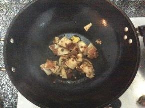 锅中倒油，油热后放入腌制好的肉片煸炒，肥肉煸干后起锅