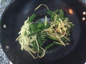 炒锅洗净，倒入适量食用油，把切好的蒜苗和千张入锅翻炒